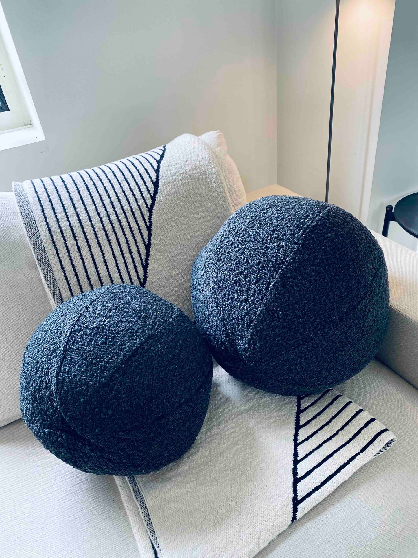 Coussin boule bouclé