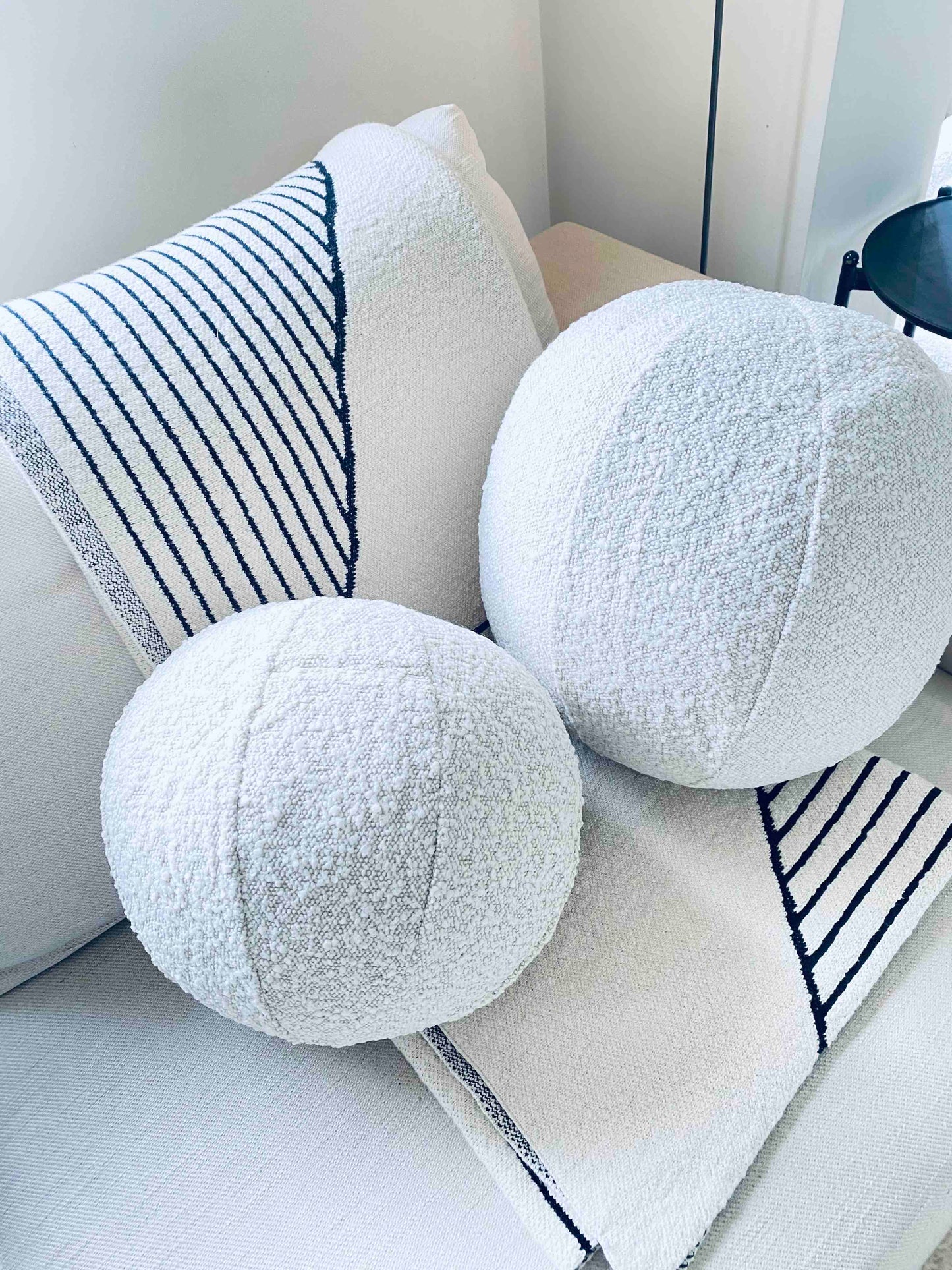 Coussin boule bouclé