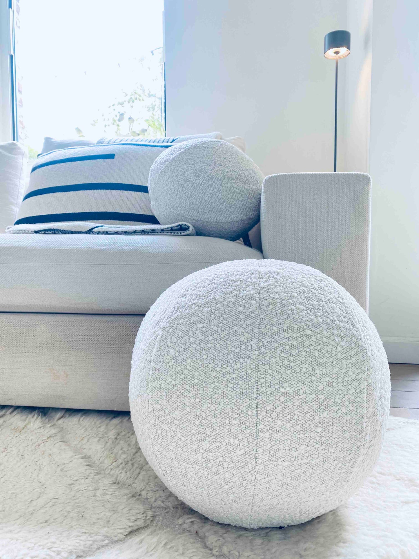 Coussin boule bouclé